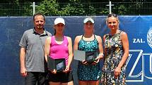 Tenisový Zubr Cup pokračoval semifinálovými zápasy singlu a finále deblu. Poražené semifinalistky. Vlevo Diana Šumová, vpravo Maria Marfutinová