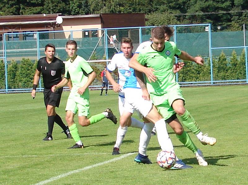 Fotbalisté Vsetína (v modrém) utrpěli doma debakl s přerovskou Viktorií.