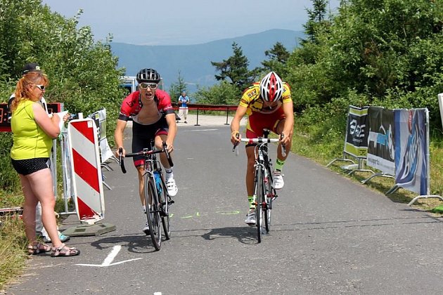 David Babiánek (vpravo) finišuje na amatérském MČR v silniční cyklistice