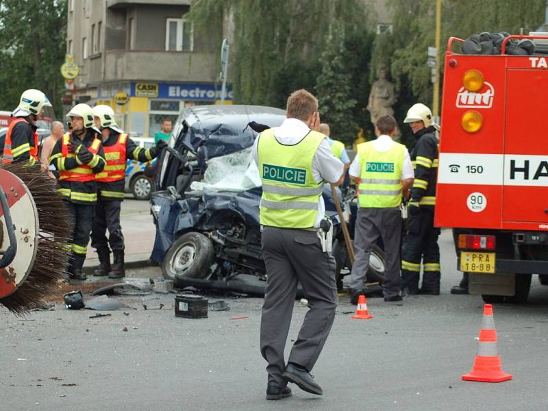 Nehoda peugeotu a vozidla technických služeb v centru Přerova