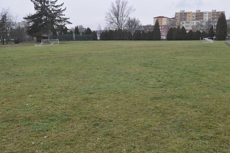 Sportovní areál u Základní školy Za mlýnem v Přerově už doslova obrůstá mechem. Přerov zvažuje investici do jeho opravy.
