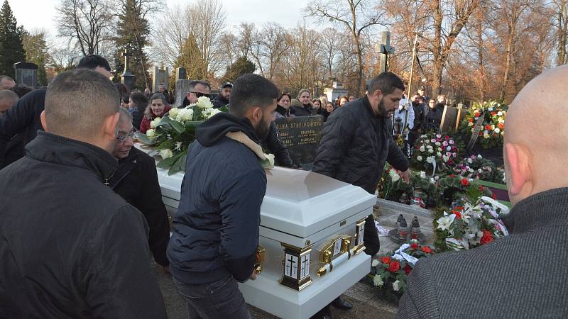 Tradiční romský pohřební průvod se vydal z kostela sv. Vavřince přes město až na přerovský hřbitov. Doprovodit zesnulou na poslední cestě přišel velký zástup lidí. 7. ledna 2022