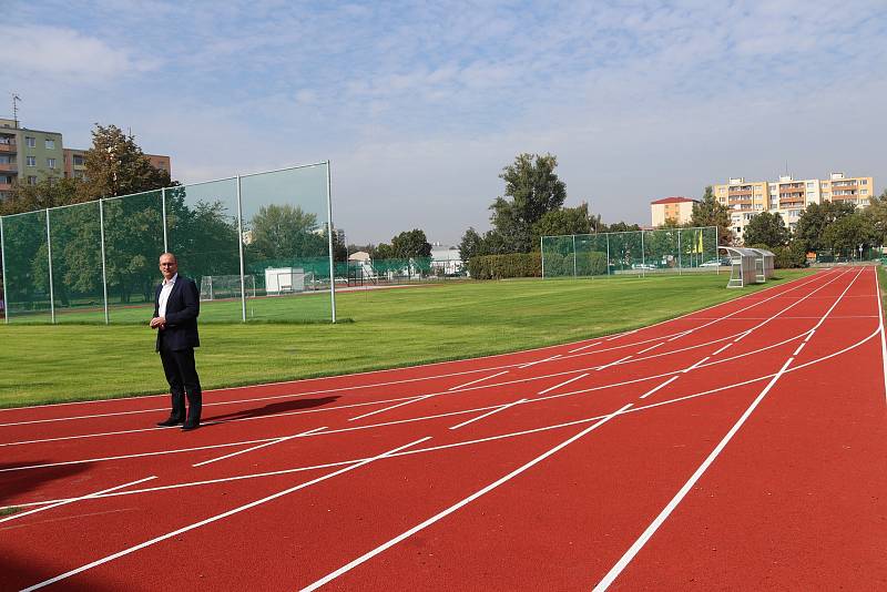 Základní škola Za mlýnem v Přerově získala moderní sportoviště - areál prochází nový ředitel Petr Zbořil, který nastoupil v září.