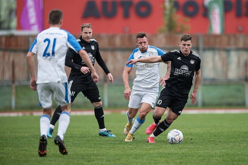 Fotbalisté Přerova (v bílém) porazili FK Šumperk 5:0.