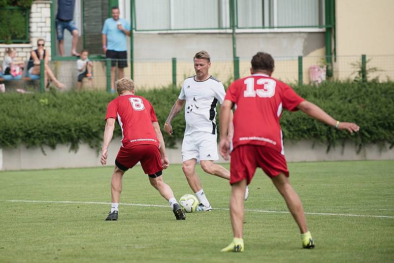 Benefiční fotbalové utkání v Kozlovicích mezi výběrem Kopaček (v bílém) a Hokejek (v červeném). Marek Heinz (uprostřed)