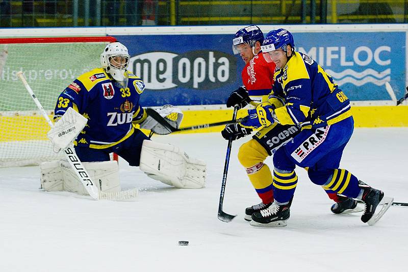 Hokejisté HC Zubr Přerov (v modrém) proti Motoru České Budějovice