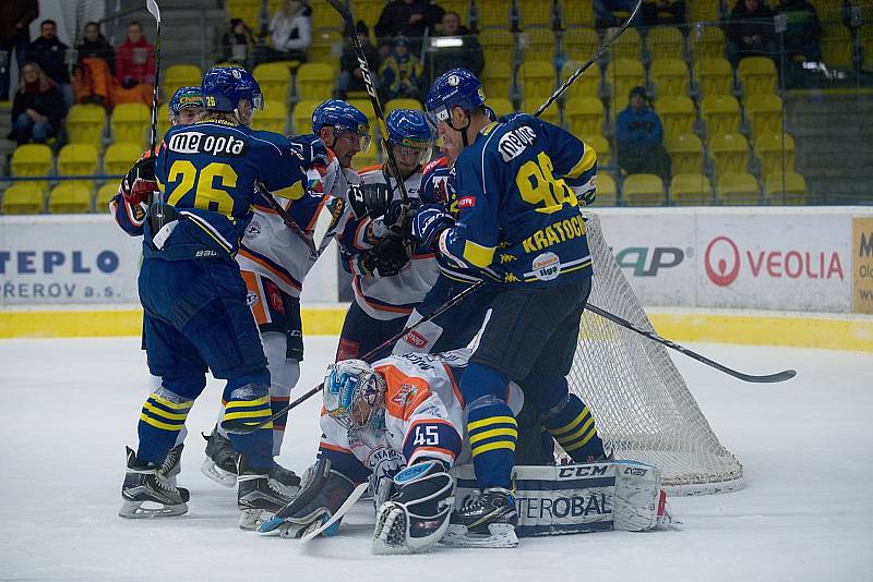 Hokejisté Přerova (v modrém) doma porazili Litoměřice 4:2