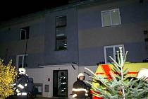 Hasiči zasahují u požáru v bytovém domě ve Staměřicích