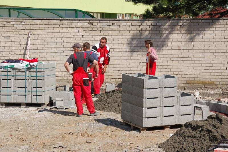 Stavební úpravy před ZŠ Trávník v Přerově