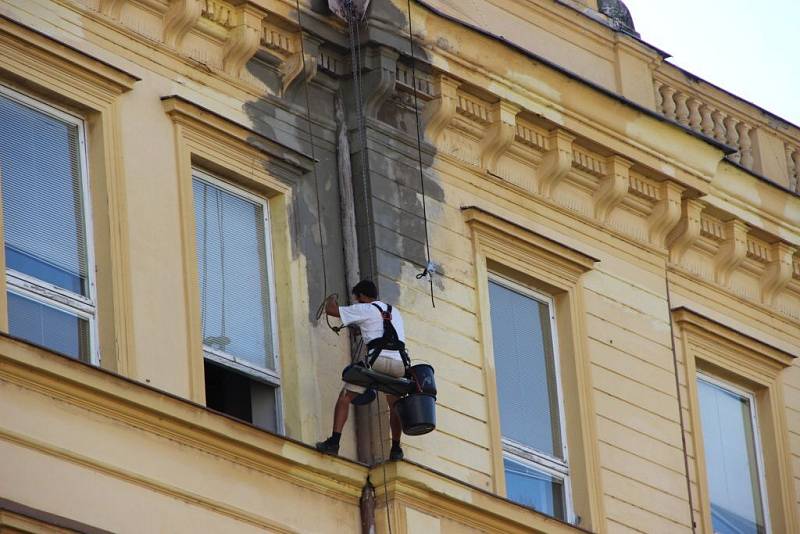 Opadávající omítku fasády na budově Střední živnostenské školy v Přerově, která ohrožovala chodce, spravují v těchto dnech stavebníci.