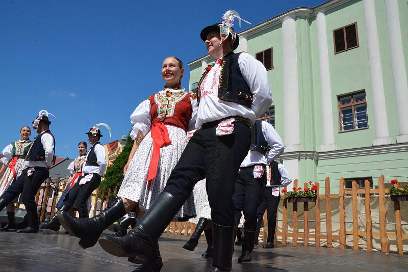 Folklorní festival v Přerově se vydařil. V hlavním programu na Horním náměstí se v sobotu odpoledne vystřídalo několik souborů, 11. 6. 2022