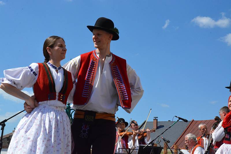 Folklorní festival v Přerově se vydařil. V hlavním programu na Horním náměstí se v sobotu odpoledne vystřídalo několik souborů, 11. 6. 2022