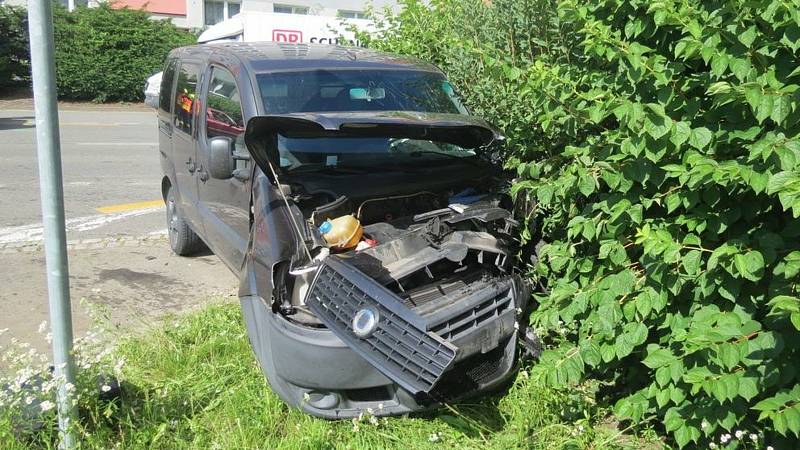 Ke střetu autobusu se dvěma osobními auty došlo v pondělí v ulici Velká Dlážka v Přerově.