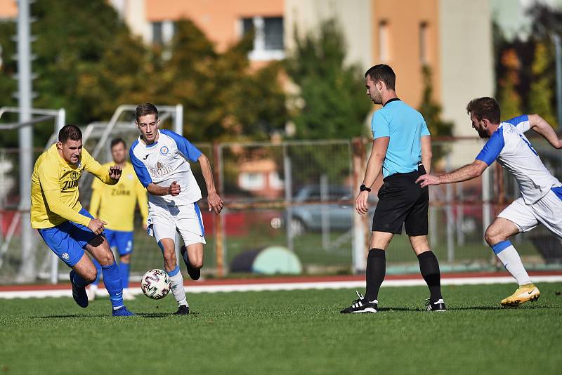 Divizní derby mezi fotbalisty Přerova (v bílém) a Kozlovicemi.