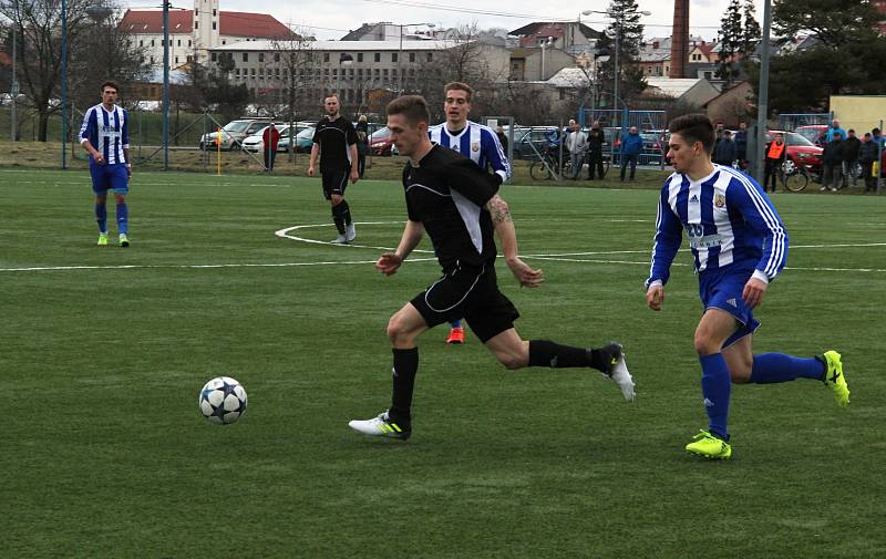 Fotbalisté SK Hranice (v pruhovaném) porazili Kozlovice 1:0.