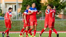 Fotbalisté 1. FC Viktorie Přerov (v modrém) proti Černovíru.