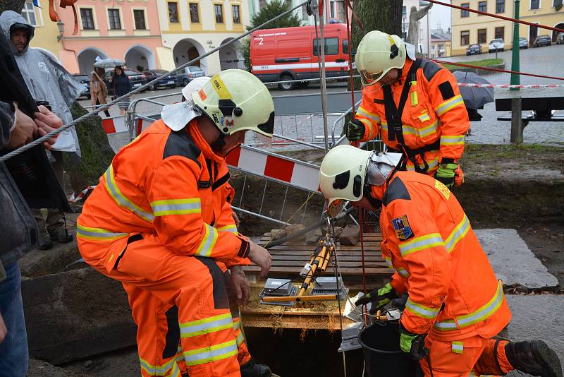 Přerovští dobrovolní hasiči v sobotu odčerpávali vodu z historické studny na Horním náměstí. Spolu s archeology prozkoumávali její dno.