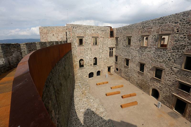 Hrad Helfštýn po náročné rekonstrukci renesančního paláce. Srpen 2020