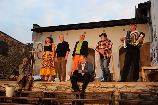 Ve čtvrtek 24. července se na festivalu Dostavníčko představilo Bílé divadlo Ostrava s inscenací Hráz věčnosti.