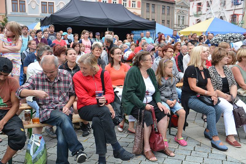 V neděli to na pódiu rozparádila známá česká kapela Buty se zpěvákem, kytaristou a skladatelem Radkem Pastrňákem. Skupina zahrála všechny své známé hity jako František, Krtek nebo Nad stádem koní.