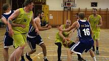 Basketbalisté Lipníku (ve žlutém) v utkání s BK Žďár nad Sázavou.