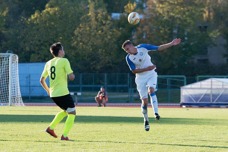 Fotbalisté Přerova (v bílém) proti Skašticím.