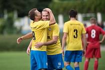 Fotbalisté FK Kozlovice (ve žlutém) proti FC TVD Slavičín (3:1). David Střelec se raduje.