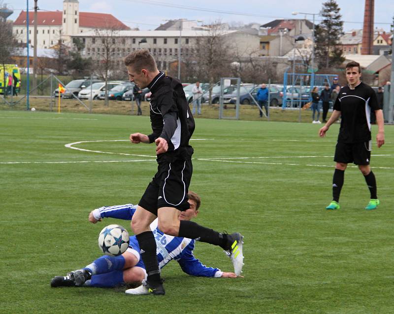 Fotbalisté SK Hranice (v pruhovaném) porazili Kozlovice 1:0.