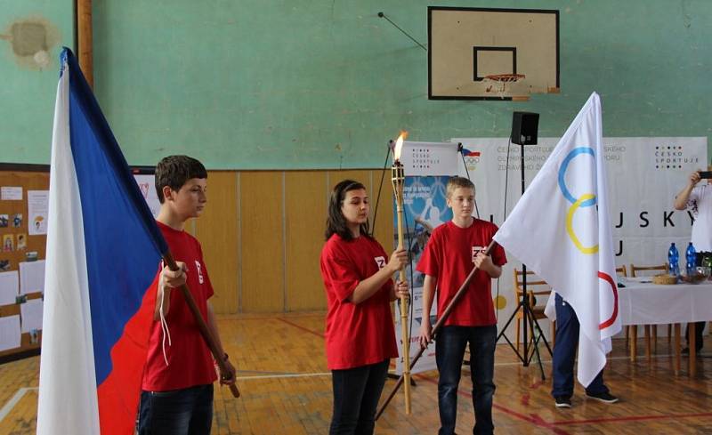 Olympijská hlídka v čele s Vavřincem Hradilkem navštívila v pondělí 19. května základní školu v Soběchlebech