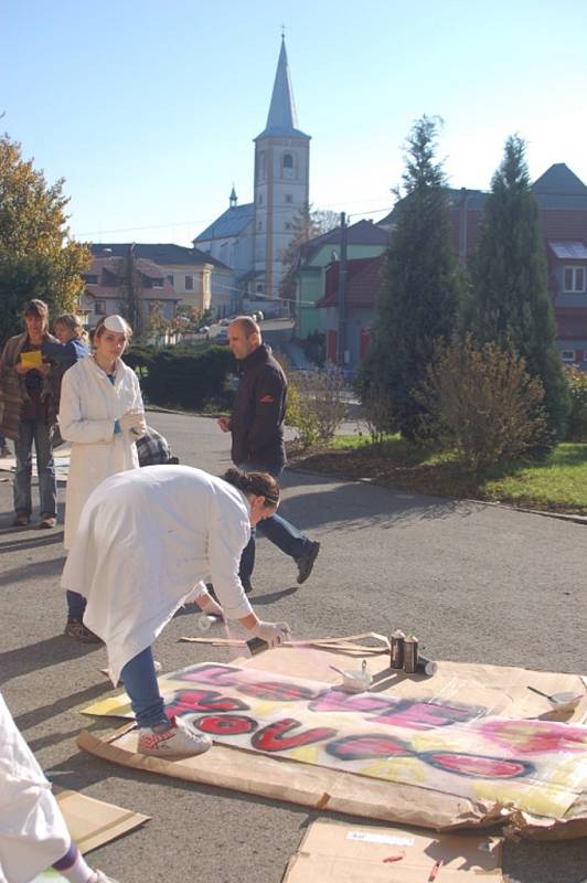 V Hustopečích nad Bečvou se v sobotu vyřádila se spreji dvacítka dětí. Výtvarné dílny Život s graffiti pro ně uspořádala místní základní škola.