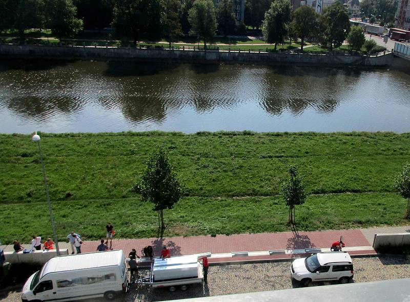 Pracovníci města a Povodí Moravy otestovali tento týden nové mobilní hrazení, které se stane součástí protipovodňové zídky na nábřeží Edvarda Beneše v Přerově. Výhodou je jeho rychlá montáž.