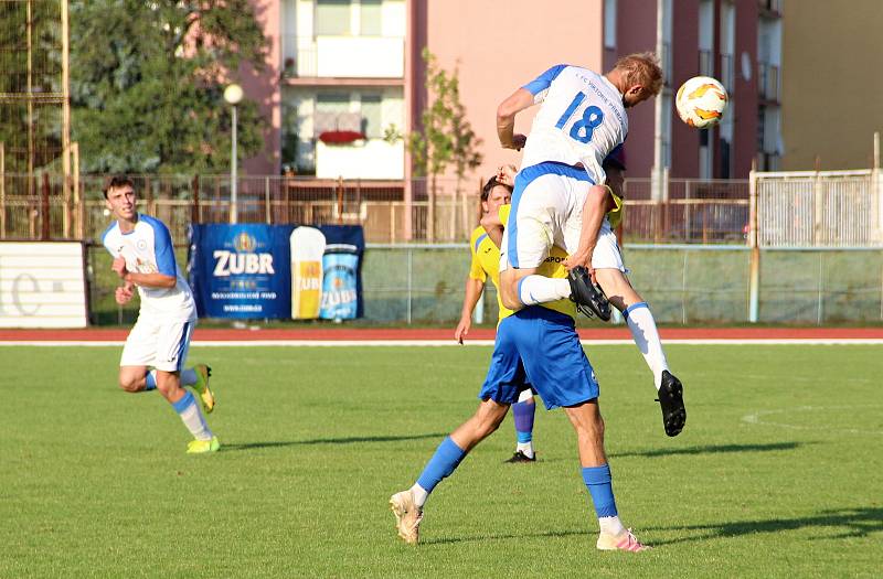 Úvodní kolo divize E nabídlo derby v Přerově mezi domácí Viktorkou (v bílém) a Kozlovicemi.