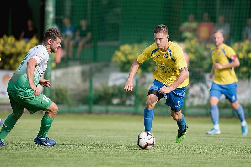 Fotbalisté Kozlovic (ve žlutém) doma porazili Bzenec 2:0. Jakub Kašík