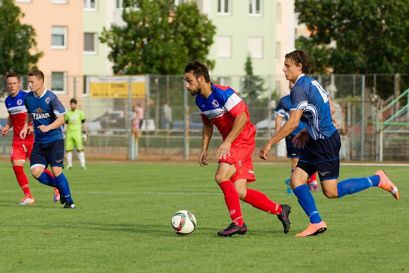 Fotbalisté 1. FC Viktorie Přerov (v modrém) proti Černovíru.