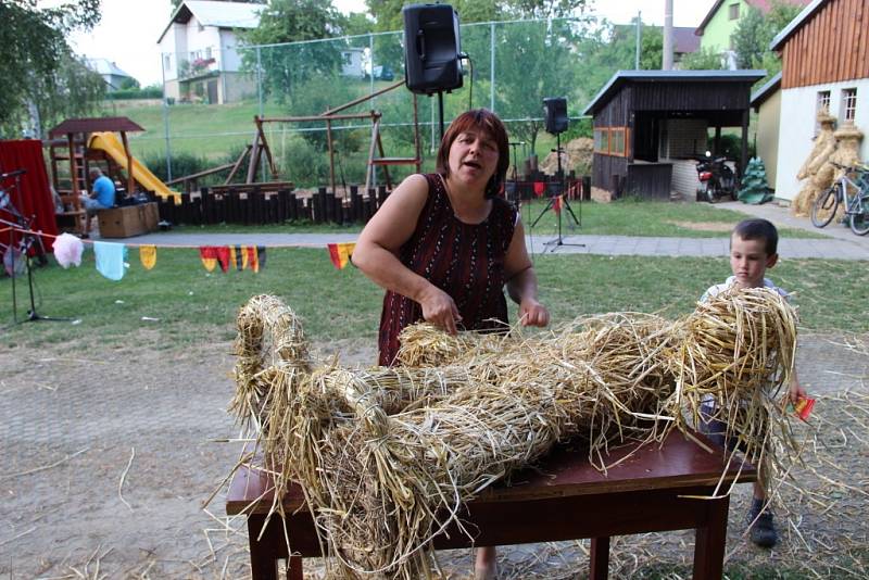 Ani tropická vedra neodradila návštěvníky, kteří zavítali v sobotu odpoledne do areálu výletiště v Rouském na tradiční „Slámování“. 