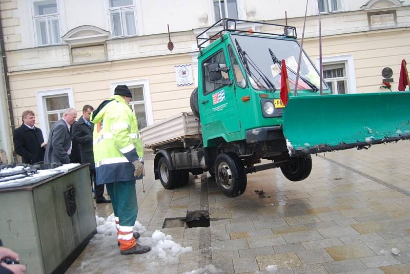 Na chodníku před budovou přerovské radnice na náměstí T. G. Masaryka se propadla dlažba. Uvízla tam multikára technických služeb