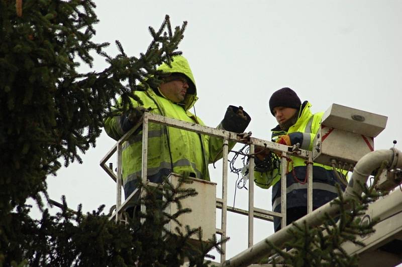 Instalace dřevěných stánků a zdobení vánočního stromu v Přerově