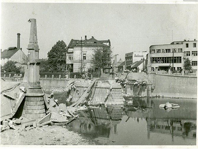 Dobový snímek Tyršova mostu v Přerově, který vyhodili 8. května 1945 Němci do povětří