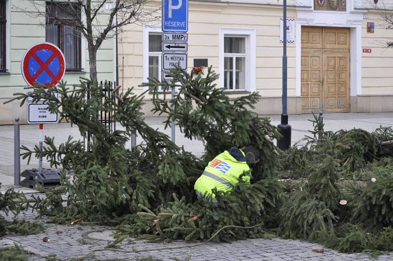 Kácení vánočního stromu v Přerově