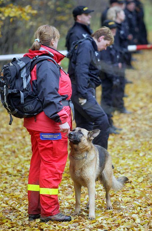 Přerovští kriminalisté spolu s psovody pročesávali celý den bezprostřední okolí domu a další místa u obce Čekyně, kde by podle předpokladů mohla být ukryta těla manželského páru