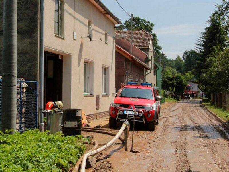 Hasiči odklízejí z ulic bahno po bouřce, která v noci na neděli zasáhla Žeravice