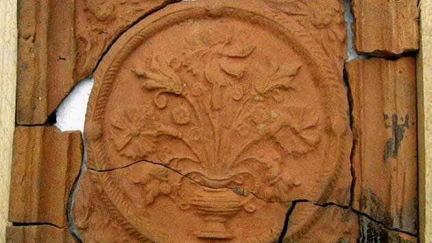 Zlomky reliéfně zdobených komorových kachlů z období renesance objevil během výkopových prací při hloubení kanalizační přípojky v obci Petr Navařík z Dobrčic na Přerovsku