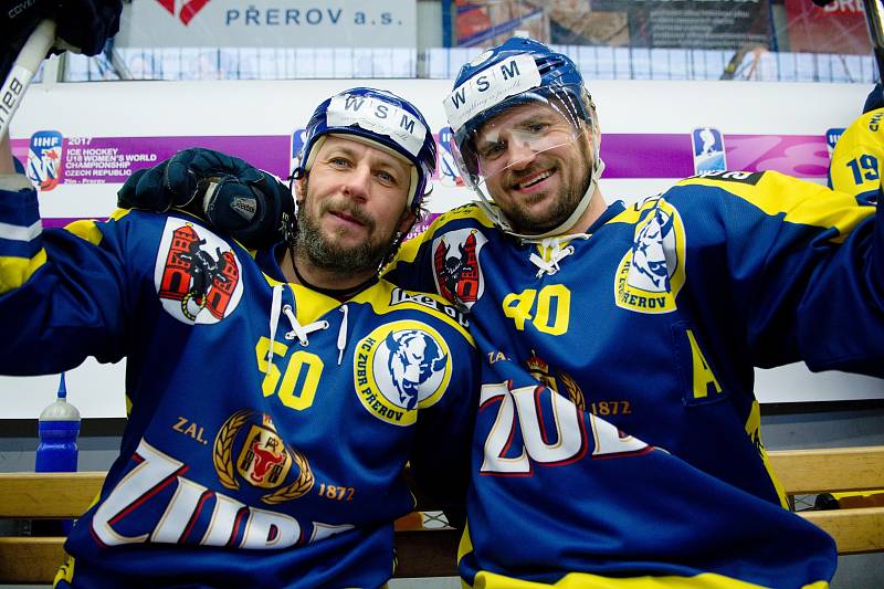 Hokejisté HC Zubr Přerov (v modrém) v "Posledním špílu sezony" profi sým fanouškům. Foto: Deník/Jan Pořízek