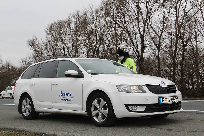 Policejní kontroly řidičů u sjezdu na dálnici u Horní Moštěnice - 1. března 2021