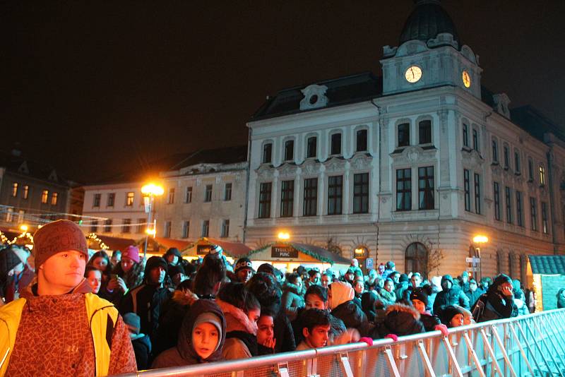 Hvězdička, tak se jmenuje letošní symbol vánoc, který se poprvé rozsvítil na náměstí T. G. Masaryka v Přerově v první adventní neděli. Akci si  nenechaly ujít stovky lidí.