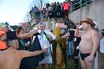 Tradiční silvestrovská show otužilců v řece Bečvě v Přerově