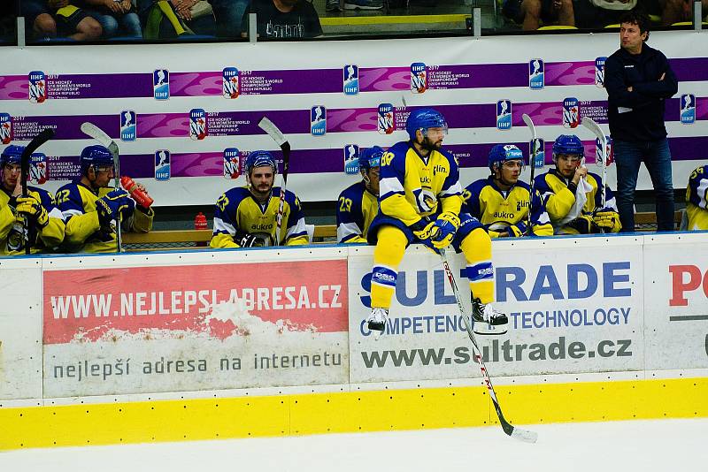 Hokejisté HC Zubr Přerov (v modrých dresech) v přípravě proti Aukro Berani Zlín.