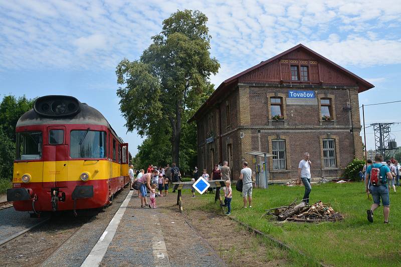 Na nostalgickou jízdu historickým vláčkem z Kojetína do Tovačova se mohli poprvé v letošní sezoně vydat fanoušci železnice. Nechyběly dobové kulisy - jízdenky, které se prodávaly na nádraží před více než třiceti lety, průvodčí v typické modré košili. Nádr