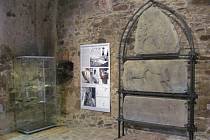 Expozici Archeologie na hradě Helfštýn dominuje původní pernštejnská nápisová deska z roku 1480