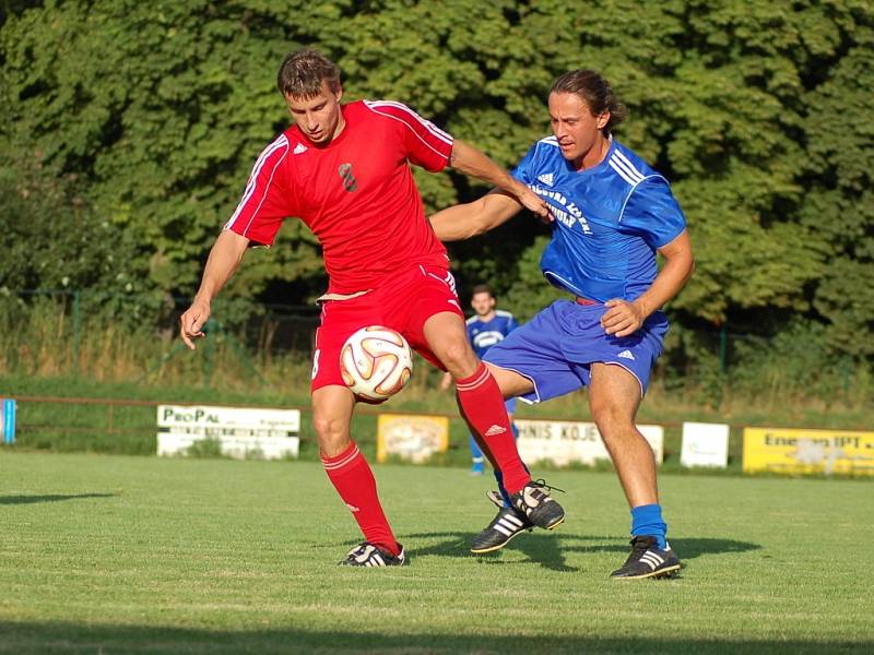 Fotbalisté Slavoje Kojetín (v červeném) v přípravě proti Fryštáku